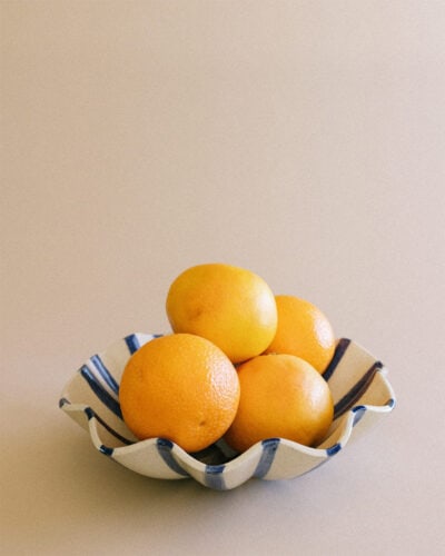 Une coupe à fruits avec de grandes rayures au pinceau