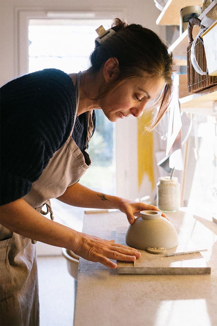artisan céramiste atelier, créatrice de céramique artisanale en grès
