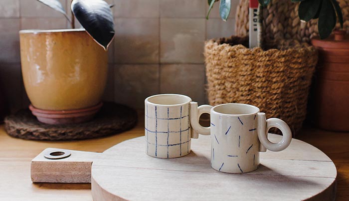 tasse grès sur plateau