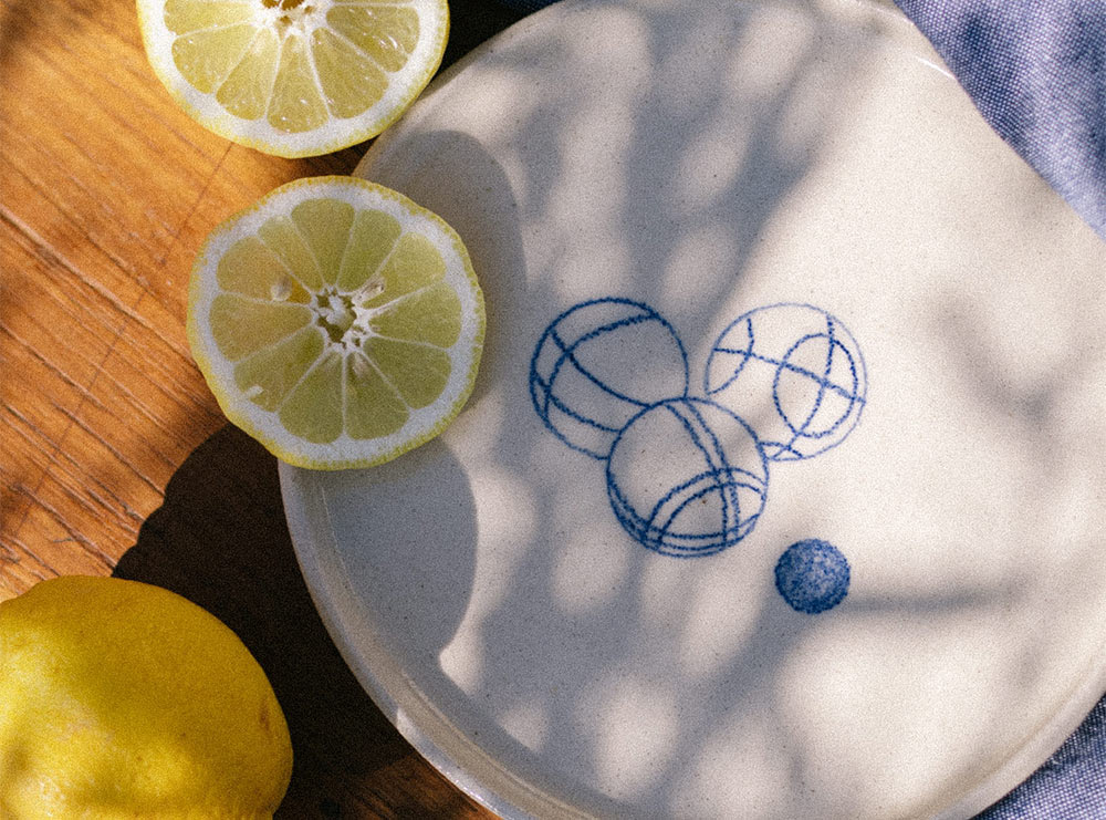 Cadeau pétanque original : une assiette artisanale inspirée du Sud